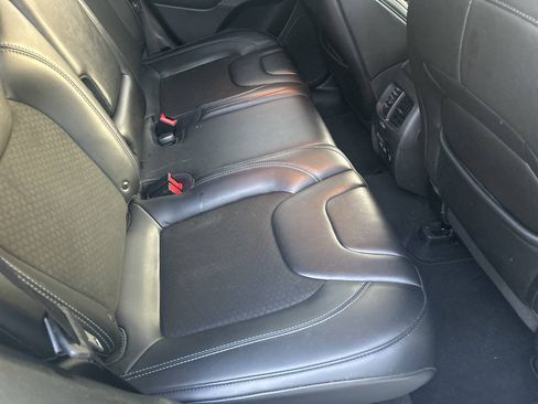 Used 2019 Jeep Cherokee Latitude Plus w/ Comfort/Convenience Group FWD image 20