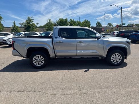 Used 2025 Toyota Tacoma SR5 AWD/4WD image 9