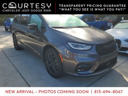 Used 2023 Chrysler Pacifica Limited w/ Uconnect Theater Family Group