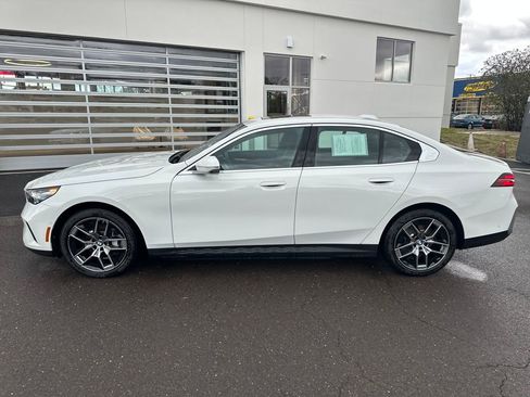 Used 2026 BMW i5 eDrive40 w/ Premium Package image 2