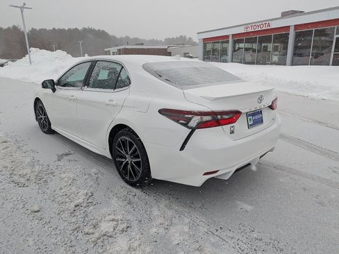 Used 2023 Toyota Camry SE image 3