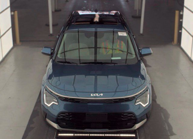 Certified 2023 Kia Niro Wave FWD image 2
