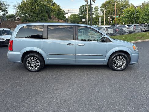 Used 2013 Chrysler Town & Country Touring-L w/ Entertainment Group #2 FWD image 3