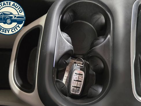 Used 2024 Chrysler Pacifica Limited FWD image 25