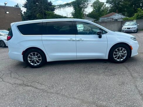 Used 2026 Chrysler Pacifica Limited FWD image 4