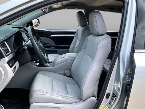 Used 2018 Toyota Highlander Plus FWD image 8