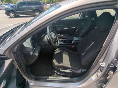 Used 2025 Hyundai Elantra SEL FWD image 18