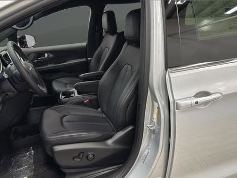New 2026 Chrysler Voyager LX image 9