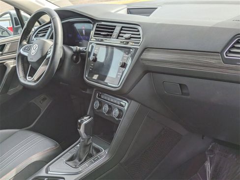 Used 2024 Volkswagen Tiguan SE image 32