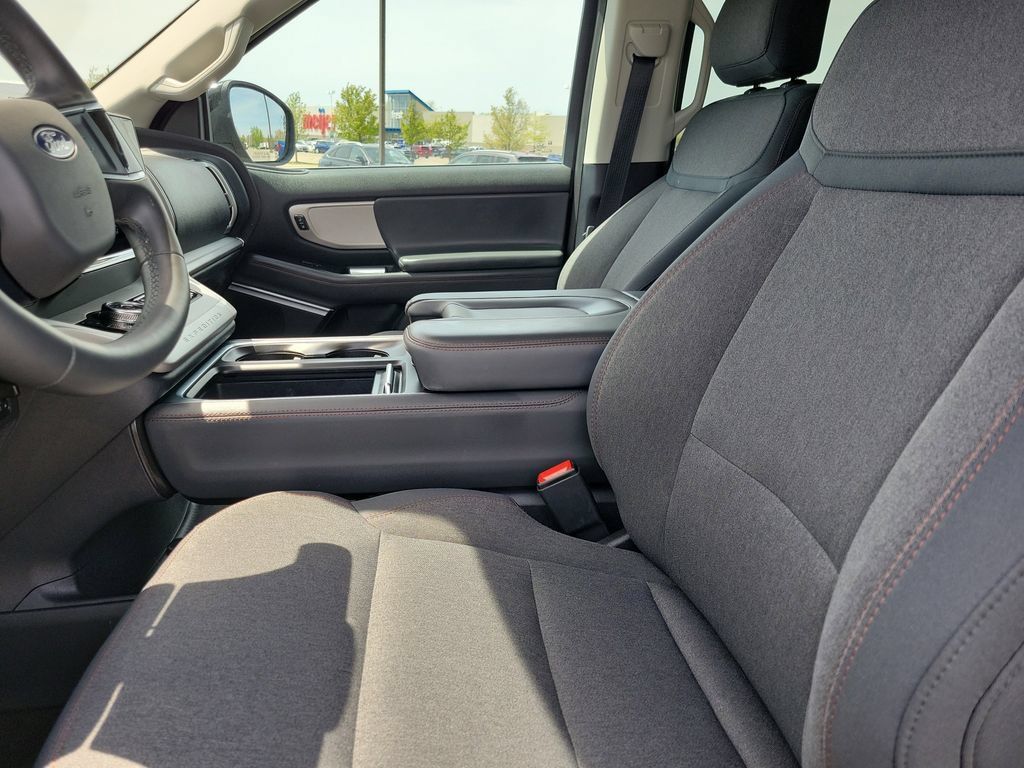 Used 2025 Ford Expedition Active RWD image 23