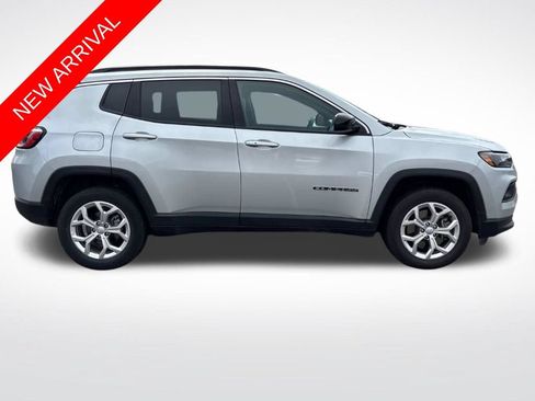 Used 2024 Jeep Compass Latitude AWD/4WD image 1
