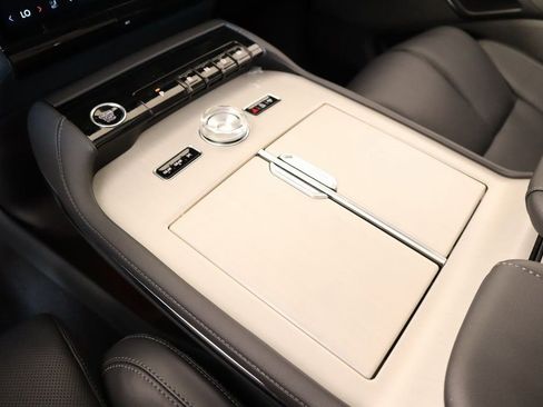 New 2025 Lincoln Navigator Reserve image 8