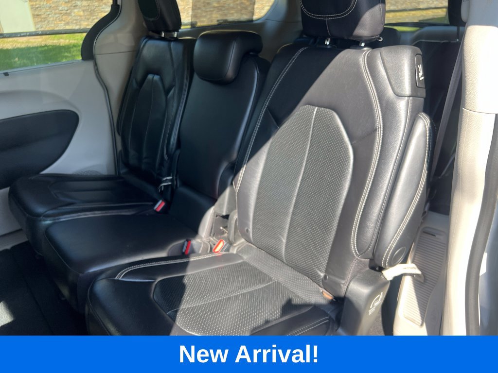 Used 2022 Chrysler Pacifica Touring-L w/ Uconnect Theater Family Group FWD image 15