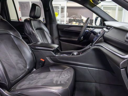 Used 2024 Jeep Grand Cherokee Altitude image 12