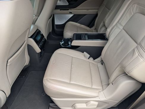Used 2020 Lincoln Aviator Reserve w/ Equipment Group 201A RWD image 9