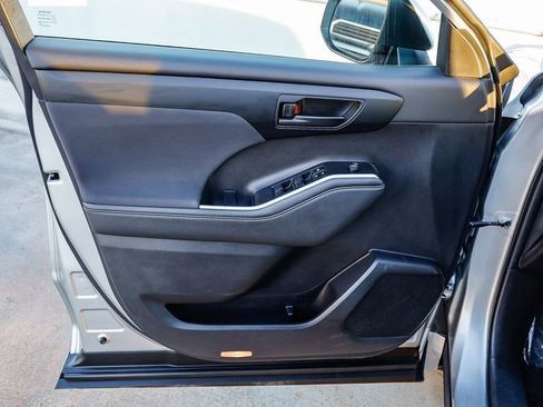 Used 2024 Toyota Highlander LE image 25