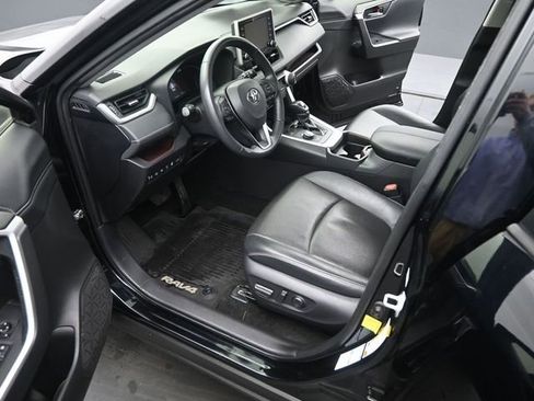 Used 2020 Toyota RAV4 Limited image 9