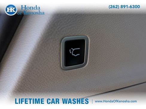 Used 2024 Chrysler Pacifica Touring-L FWD image 24