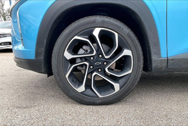 Used 2025 Chevrolet Trax RS w/ Sunroof Package FWD image 5