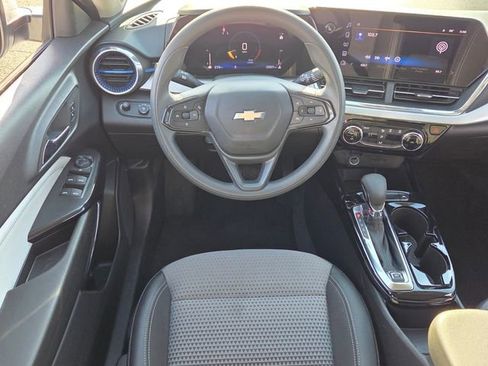 Used 2025 Chevrolet Trax LT FWD image 13
