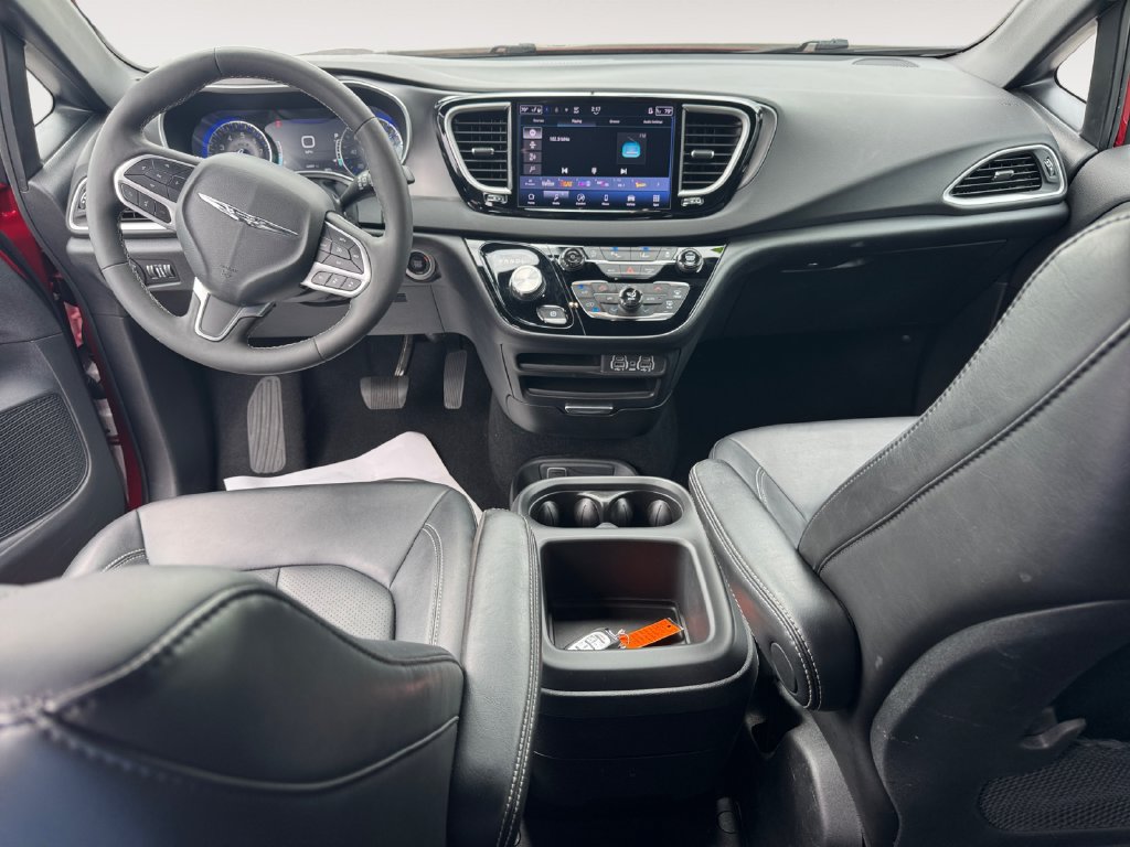 Used 2025 Chrysler Pacifica Select FWD image 10