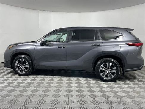 Used 2023 Toyota Highlander XLE AWD/4WD image 4