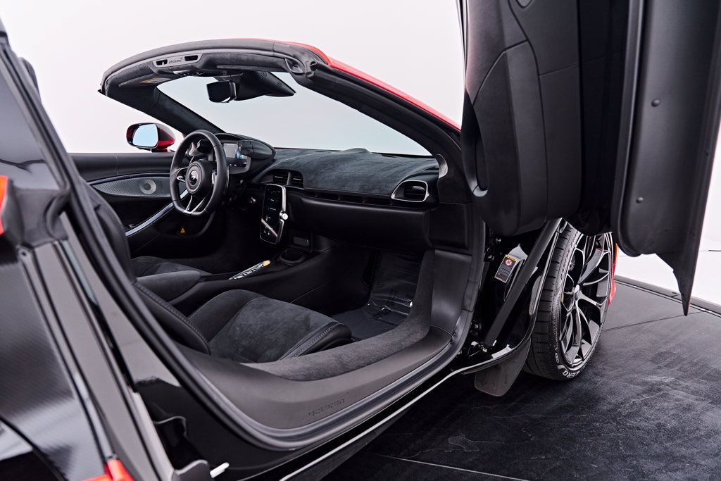 Used 2025 McLaren Artura Spider RWD image 41