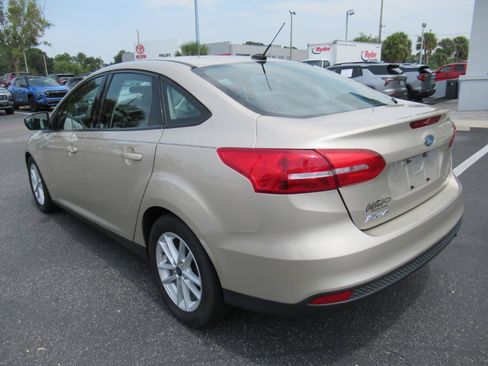 Used 2018 Ford Focus SE FWD image 7