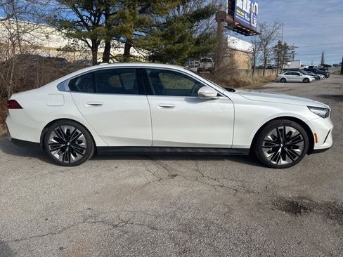 Used 2025 BMW 530i xDrive w/ Premium Package image 2