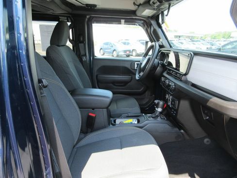 Used 2025 Jeep Gladiator Sport AWD/4WD image 21