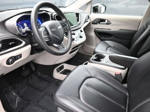 Used 2024 Chrysler Pacifica Touring-L FWD image 12