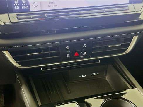 Used 2025 Volkswagen Atlas SE image 23