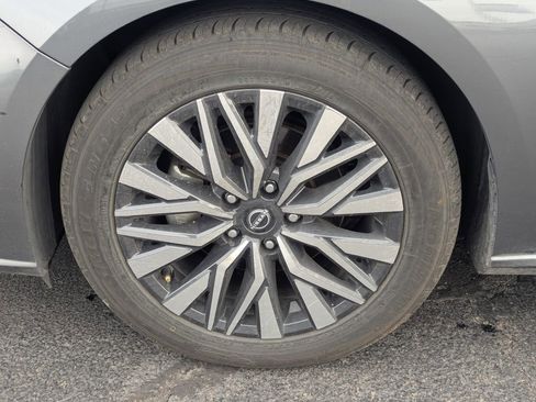 Used 2024 Nissan Altima 2.5 SV FWD image 13