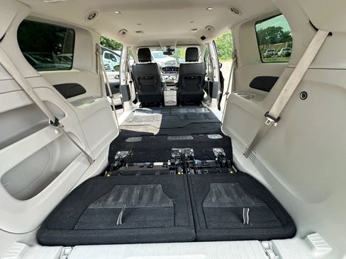 Used 2024 Chrysler Pacifica Touring-L FWD image 38