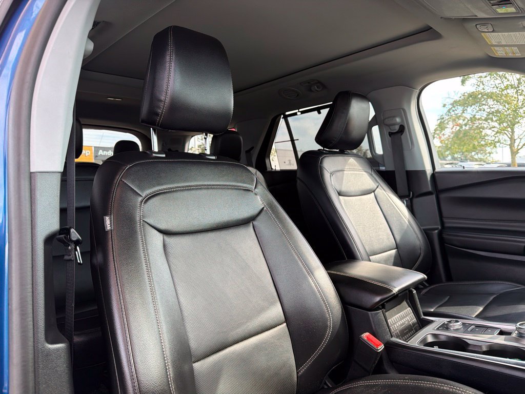 Used 2021 Ford Explorer Limited w/ Equipment Group 301A AWD/4WD image 31