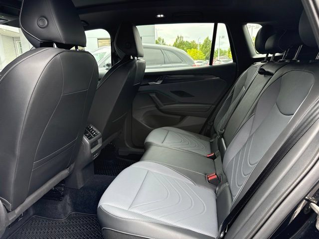 Used 2025 Volkswagen Tiguan SE R-Line AWD/4WD image 13
