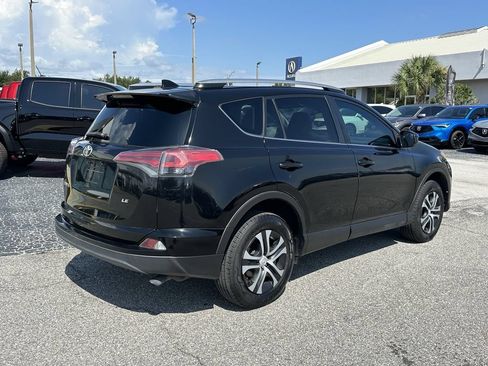 Used 2018 Toyota RAV4 LE FWD image 4