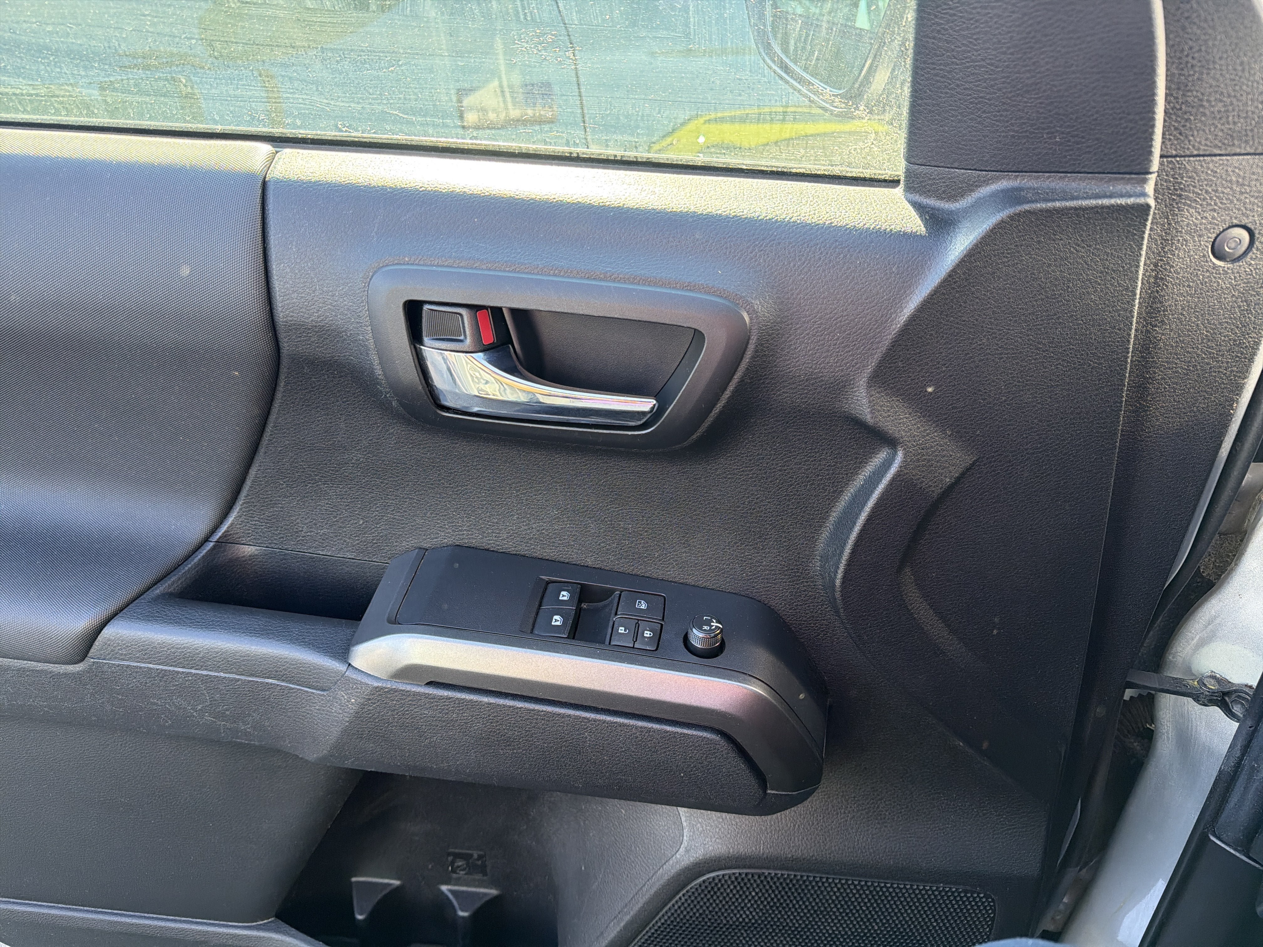 Certified 2022 Toyota Tacoma TRD Off-Road AWD/4WD image 15