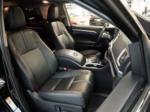 Used 2019 Toyota Highlander SE image 31