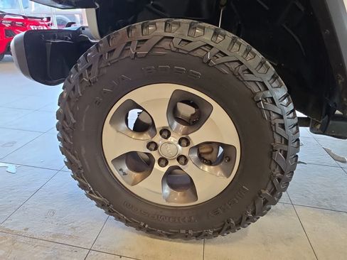 Used 2019 Jeep Wrangler Unlimited Sahara AWD/4WD image 18