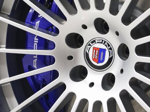 Used 2022 BMW ALPINA B7 xDrive w/ Luxury Rear Seating Package image 25