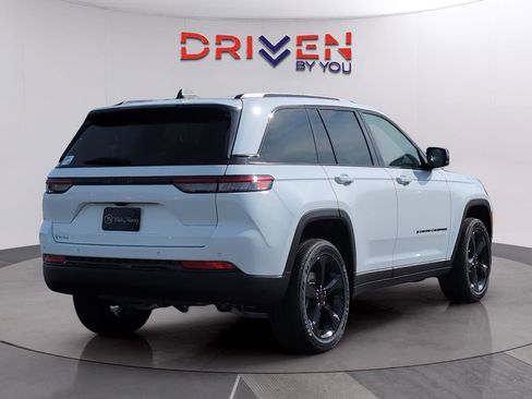 New 2025 Jeep Grand Cherokee Altitude image 8