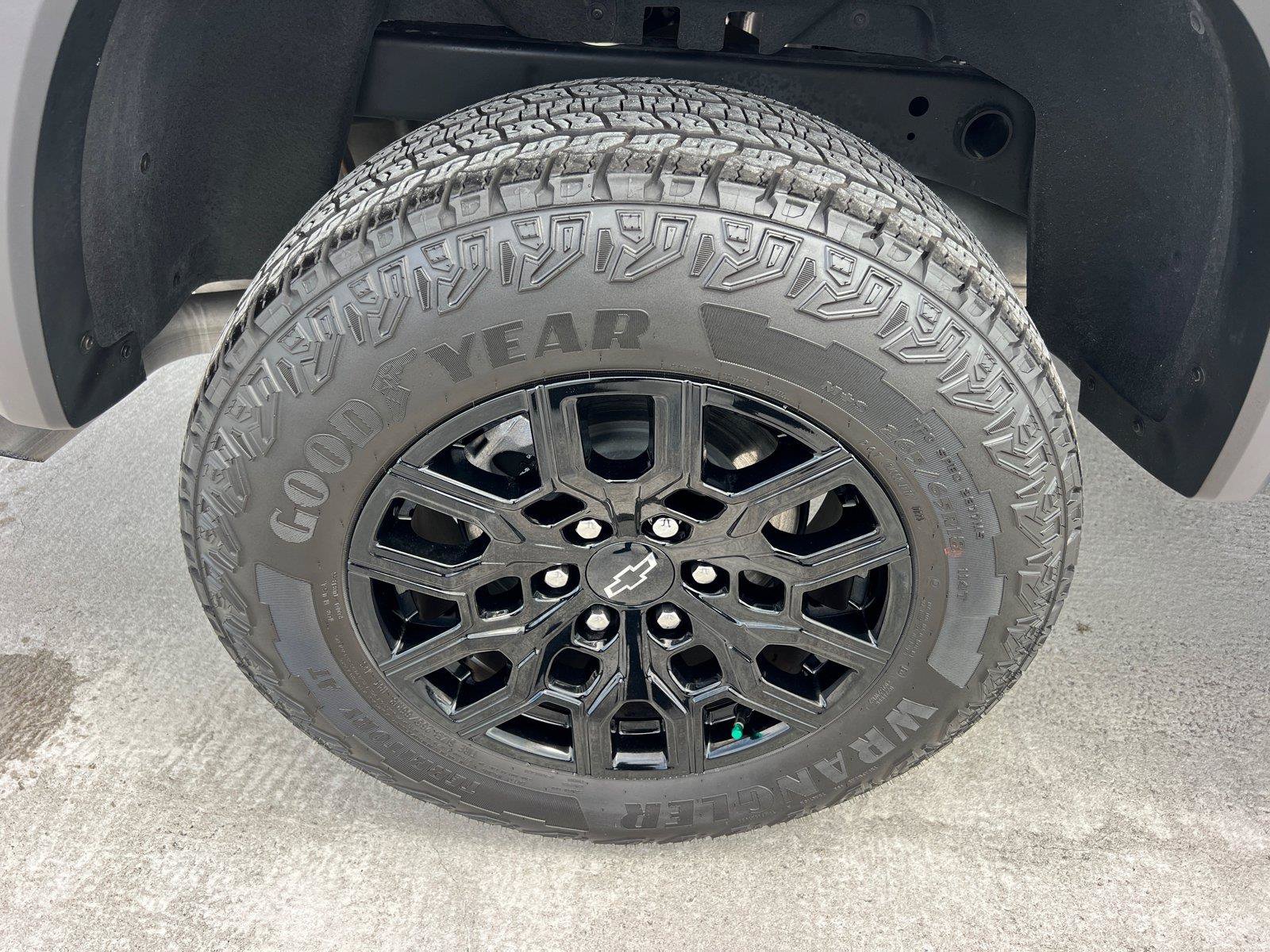 Used 2025 Chevrolet Colorado Trail Boss AWD/4WD image 17