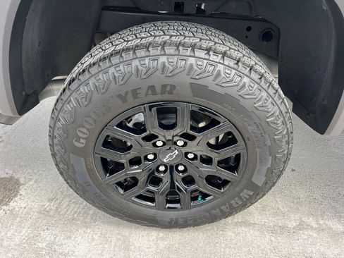 Used 2025 Chevrolet Colorado Trail Boss AWD/4WD image 17