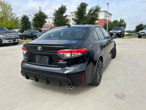 Used 2024 Toyota Corolla SE w/ SE Package FWD image 3