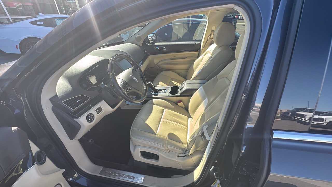 Used 2013 Lincoln MKT AWD image 3