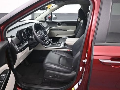 Used 2023 Kia Carnival LX image 9