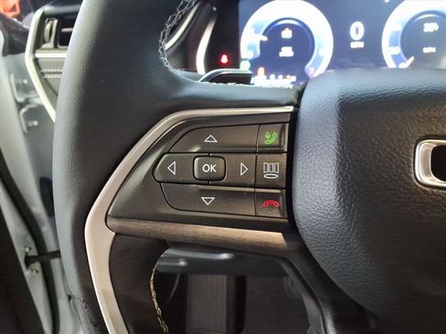 Used 2025 Jeep Grand Cherokee Limited w/ Black Appearance Package image 16