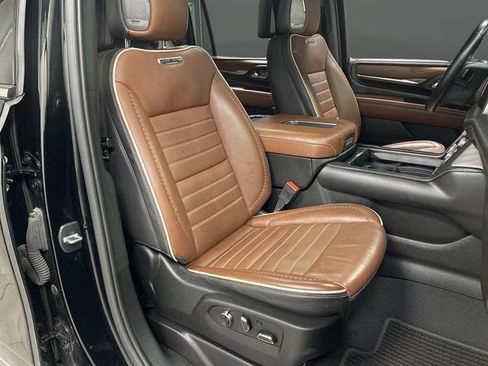 Used 2023 GMC Yukon XL Denali Ultimate AWD/4WD image 32