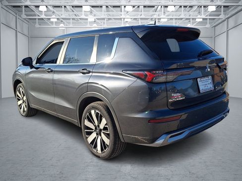 Used 2025 Mitsubishi Outlander SE image 3